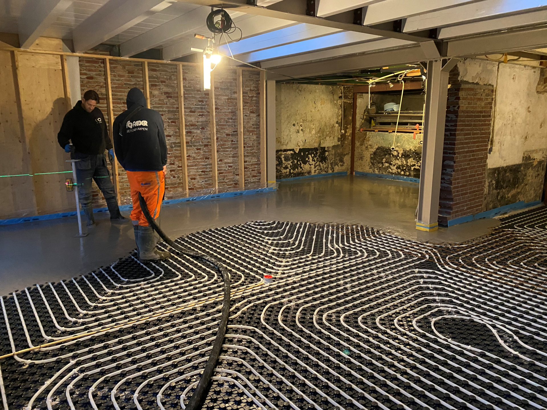 vloeibaar zandcement storten over vloerverwarming